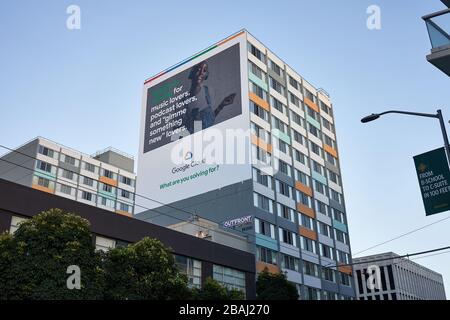 Google Cloud publicité extérieure avec Spotify, un fournisseur de services musicaux numériques, est vu à San Francisco, Californie, le 23 février 2020. Banque D'Images