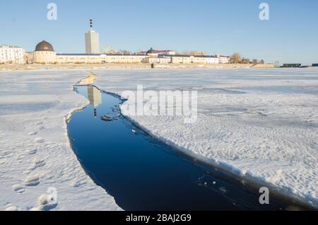 Crack sur la rivière. Vue sur la ville d'Arkhangelsk. Le début de la dérive de glace. Printemps dans le Nord Banque D'Images