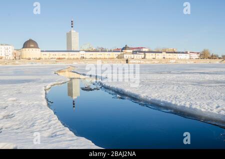 Crack sur la rivière. Vue sur la ville d'Arkhangelsk. Le début de la dérive de glace. Printemps dans le Nord Banque D'Images