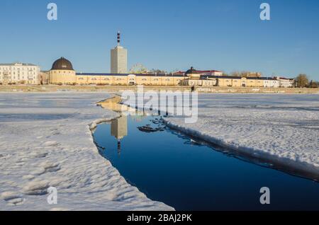 Crack sur la rivière. Vue sur la ville d'Arkhangelsk. Le début de la dérive de glace. Printemps dans le Nord Banque D'Images