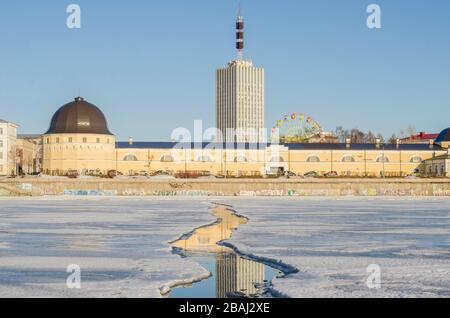 Crack sur la rivière. Vue sur la ville d'Arkhangelsk. Le début de la dérive de glace. Printemps dans le Nord Banque D'Images