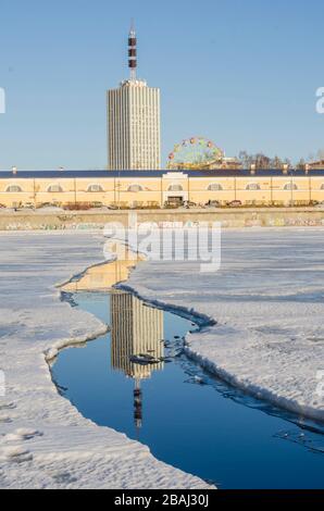 Crack sur la rivière. Vue sur la ville d'Arkhangelsk. Le début de la dérive de glace. Printemps dans le Nord Banque D'Images