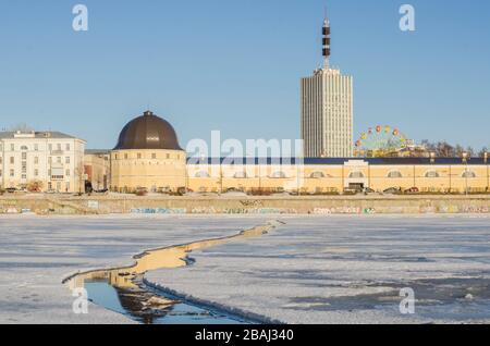 Crack sur la rivière. Vue sur la ville d'Arkhangelsk. Le début de la dérive de glace. Printemps dans le Nord Banque D'Images