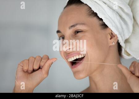 Belle femme souriante de 30 ans tenant des dents de nettoyage dentaire Banque D'Images