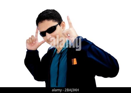 Portrait photo d'un jeune adolescent de couleur bleue vêtu d'un sweat-shirt à capuche et se posant devant l'appareil photo dans l'ambiance de fête avec des lunettes de soleil noires Banque D'Images