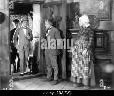 RUDOLPH VALENTINO RALPH LEWIS et CARRIE DAUMERY au POUVOIR DE CONQUÊTE 1921 réalisateur REX INGRAM de l'histoire Eugenia Grandet par Honore de Balzac écrit pour l'écran d'ici juin Mathis photo par Arthur Rice Metro Pictures Corporation Banque D'Images