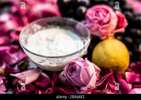 Masque facial pour tous les types de peau sur tableau noir composé de quelques raisins noirs, citron, crème aigre, lait, multani ou mulpani mitti, faisant un visage complet Banque D'Images