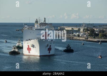 200327-M-VO343-1095 LOS ANGELES (27 mars 2019) navire-hôpital du Commandement du transport maritime militaire USNS Mercy (T-AH 19) arrive à Los Angeles le 27 mars. La miséricorde déployée à l’appui des efforts de réponse du COVID-19 du pays et servira d’hôpital de référence pour les patients non-COVID-19 actuellement admis dans des hôpitaux à terre. Cela permet aux hôpitaux de la base côtière de concentrer leurs efforts sur les cas de COVID-19. L’une des missions du ministère de la Défense est l’appui à la défense des autorités civiles. DOD appuie l'Agence fédérale de gestion des urgences, l'organisme fédéral responsable, ainsi que l'État, les collectivités locales et le public Banque D'Images