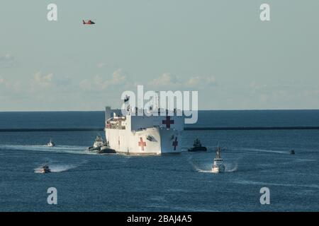 Le navire-hôpital militaire Seallift Command USNS Mercy (T-AH 19) transite à Los Angeles, Californie, le 27 mars 2020. Le navire hospitalier USNS Mercy (T-AH 19) déployé à l’appui des efforts de réponse du COVID-19 du pays, servira d’hôpital de référence pour les patients non-COVID-19 actuellement admis dans des hôpitaux basés sur terre. Cela permet aux hôpitaux de la base côtière de concentrer leurs efforts sur les cas de COVID-19. L’une des missions du ministère de la Défense est l’appui à la défense des autorités civiles. DOD appuie l'Agence fédérale de gestion des urgences, l'organisme fédéral responsable, ainsi que l'État, les collectivités locales et les publ Banque D'Images