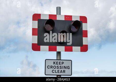 Panneau de passage à niveau ferroviaire situé en Irlande du Nord Banque D'Images