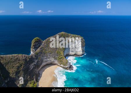 Vue sur la plage de Kelingking également connue sous le nom de T-Rex point de falaise, Nusa Pendia, Bali, Indonésie. Banque D'Images