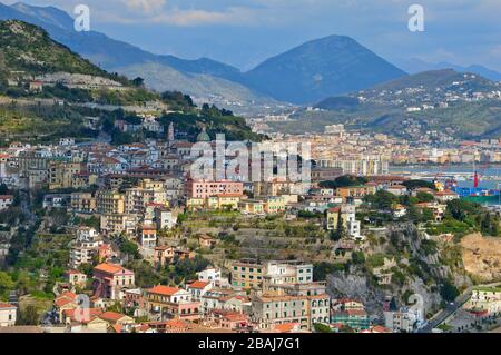 Vue panoramique sur Vietri sul Mare, une ville de la région Campanie, Italie Banque D'Images
