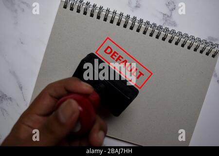 Gros plan poignée rouge Stamper caoutchouc et texte isolé par défaut sur fond blanc. Banque D'Images