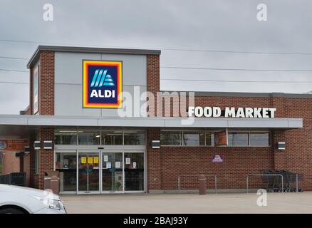 Extérieur de l'épicerie Aldi à Houston, Texas. Magasin de chaînes de supermarchés à prix réduit situé dans 20 pays avec plus de 10 000 emplacements. Fondée en Allemagne. Banque D'Images