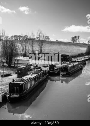 Paysage noir et blanc, du canal Kennet et Avon, des bateaux à Narrowboats, Great Bedwyn, Wiltshire, Angleterre, Royaume-Uni, GB. Banque D'Images