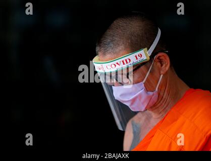 Bangkok, Thaïlande. 28 mars 2020. Un moine bouddhiste porte un masque durant la crise du Covid-19 du Coronavirus au temple de Bangkok le 28 mars 2020. Dans le monde entier, le virus a infecté plus de 597 458 personnes et a tué au moins 27 370 personnes. Crédit: Urdee image/ZUMA Wire/Alay Live News Banque D'Images