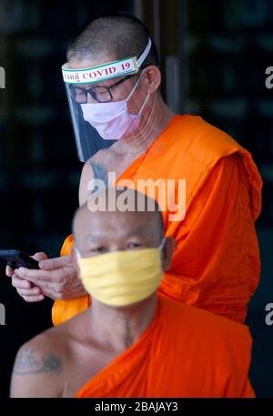 Bangkok, Thaïlande. 28 mars 2020. Les moines bouddhistes portent un masque et un masque lors de la crise de Coronavirus Covid-19 au temple de Bangkok le 28 mars 2020. Dans le monde entier, le virus a infecté plus de 597 458 personnes et a tué au moins 27 370 personnes. Crédit: Urdee image/ZUMA Wire/Alay Live News Banque D'Images