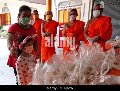 Bangkok, Thaïlande. 28 mars 2020. Une file d'attente familiale pour le conditionnement alimentaire par foudation bouddhiste pendant la crise du Coronavirus Covid-19 au temple de Bangkok le 28 mars 2020. Dans le monde entier, le virus a infecté plus de 597 458 personnes et a tué au moins 27 370 personnes. Crédit: Urdee image/ZUMA Wire/Alay Live News Banque D'Images