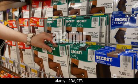 Femme achetant Secret control pantie dans magasin Walmart Banque D'Images