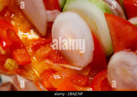 légumes hachés tomates, courgettes, oignons, poivrons pliés dans un plat de cuisson. Ratatouille de cuisson Banque D'Images