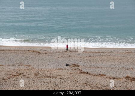 Port de Porthleven, Cornwall plage animée calme une personne isolant sur une plage de Cornish, un beau jour, coronavirus uk, isolé sur une plage Banque D'Images