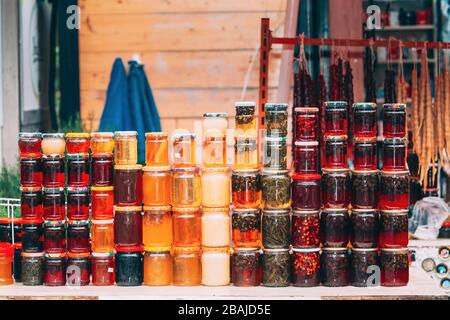 Divers pots de confitures délicieux délicieux sucré Stading en lignes. Confiture de noix, pommes de pin, noix, miel. Cuisine santé traditionnelles Banque D'Images