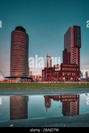 Rotterdam - 12 février 2019 : Rotterdam, Pays-Bas. Hotel New York, .l'hôtel se reflète dans l'eau sur le sentier, à la nuit sur Kop van Zuid Banque D'Images