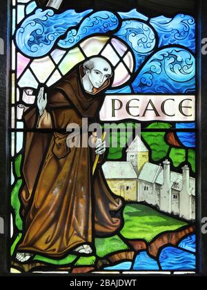 Vitraux montrant St Seiriol un Saint gallois médiéval qui a créé une cellule au Prieuré de Penmon sur Anglesey Banque D'Images