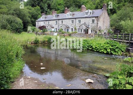 Stone Cottages à côté de la rivière Wye à Monsal Dale Derbyshire, Royaume-Uni Banque D'Images