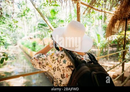 Goa, Inde. Le jeune touriste de Backpacker a photographié la nature dans la plantation Sahakar Spice Banque D'Images