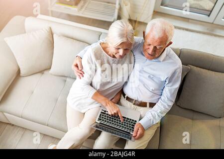 Un couple de personnes âgées heureux se détendant ensemble dans leur maison Banque D'Images