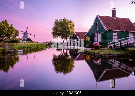 Sunrise Zaanse Schand Dutch Windmill village, Windmill village Zaanse Schans, maison en bois vert au moulin à vent du village zaanse schans Pays-Bas Banque D'Images