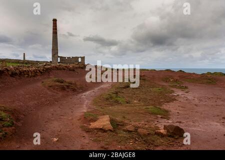 Levant Mine, UNESCO World Heritage site, Penwith Peninsula, Cornwall, Royaume-Uni: Bassin de sédimentation en premier plan; maison de compresseurs au-delà Banque D'Images