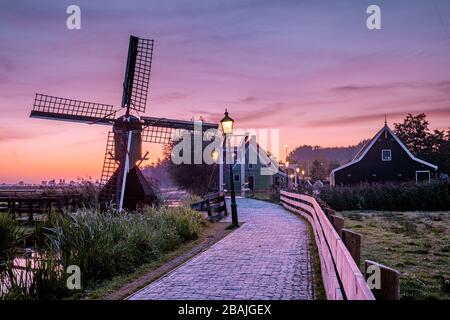 Sunrise Zaanse Schand Dutch Windmill village, Windmill village Zaanse Schans, maison en bois vert au moulin à vent du village zaanse schans Pays-Bas Banque D'Images
