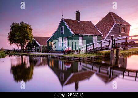 Sunrise Zaanse Schand Dutch Windmill village, Windmill village Zaanse Schans, maison en bois vert au moulin à vent du village zaanse schans Pays-Bas Banque D'Images