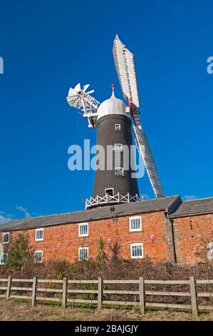 Ancien moulin à vent traditionnel en campagne paysage avec fond bleu ciel Banque D'Images