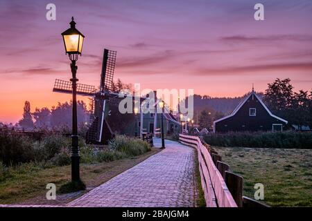 Sunrise Zaanse Schand Dutch Windmill village, Windmill village Zaanse Schans, maison en bois vert au moulin à vent du village zaanse schans Pays-Bas Banque D'Images