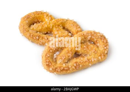 Paire de biscuits sucrés néerlandais traditionnels appelés krakeling isolés sur fond blanc Banque D'Images