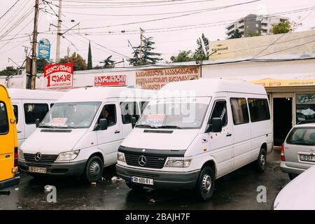 Tbilissi, Géorgie - 24 octobre 2016 : des taxis urbains Minibus est sur la gare Didube à Tbilissi (Géorgie). Banque D'Images