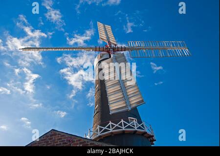 Ancien moulin à vent traditionnel en campagne paysage avec fond bleu ciel Banque D'Images