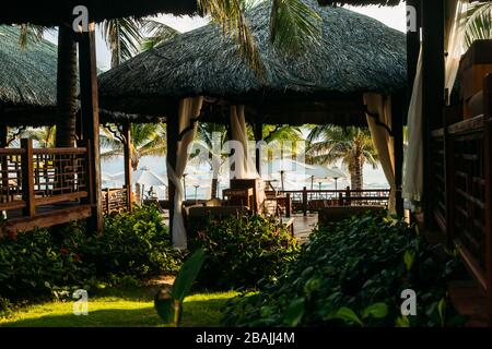 Bungalows au milieu d'une végétation tropicale, entourés de palmiers. Un endroit pour se détendre et méditer. Détendez-vous dans un paradis tropical Banque D'Images