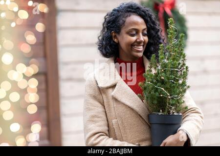 Belle jeune femme s'amuser sur le marché de Noël Banque D'Images