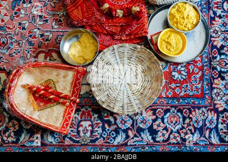 Kit Haldi de mariage essentiel pour un mariage marwari indien Banque D'Images