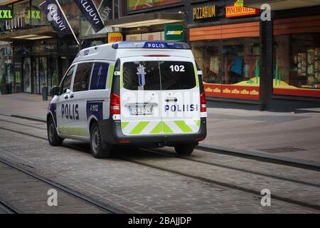 Helsinki, Finlande. 28 mars 2020. Véhicule policier en voiture le long de la rue calme Aleksanterinkatu, au centre d'Helsinki. Présence de la police pendant le Covid-19.
