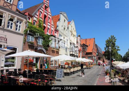 Lüneburg, Allemagne – 23. Juillet 2013 : cafés et restaurants dans la vieille ville de Lüneburg. Le nom de la rue est 'Stintmarkt' dans le quartier "Wasser-Viertel". Le Banque D'Images