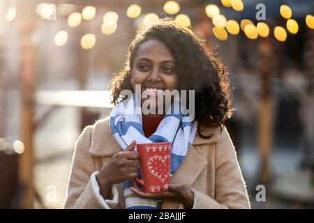 Belle jeune femme s'amuser sur le marché de Noël Banque D'Images