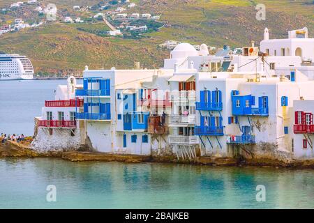 Mykonos, Grèce - 23 avril 2019: Les touristes près de la petite Venise colorée ont plein d'esprit des maisons de la célèbre île Banque D'Images