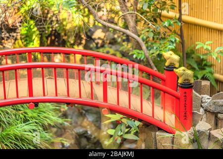 tokyo, japon - 02 mars 2020: Un sanglier doré orné de la balustrade du pont de Taikobashi au-dessus de l'étang de Shinji-in au temple de Shinjo-in situé dans Banque D'Images