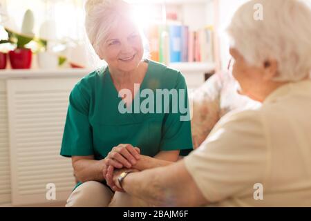 Personnel soignant à domicile avec femme adulte senior Banque D'Images