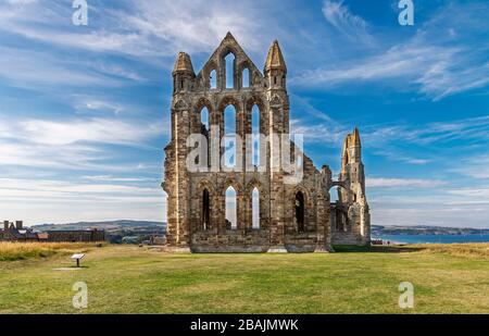 Ruine gothique de l'abbaye de Whitby située dans la ville balnéaire du Yorkshire Banque D'Images